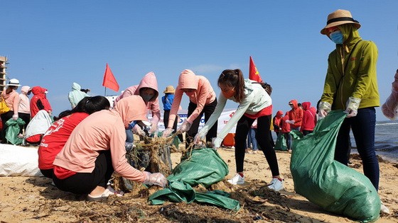 廣平省1000多名年輕人昨（15）日在同亥市日麗沙灘清理數噸垃圾。（圖源：國南）