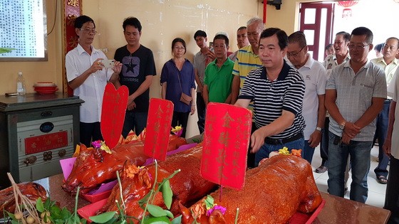 馮傳坤理事長獻上金豬祭拜祖先。