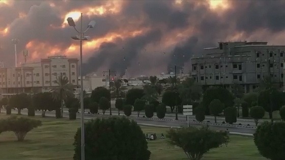 沙特石油設施遇襲現場濃煙滾滾火光衝天。（圖源：路透社）