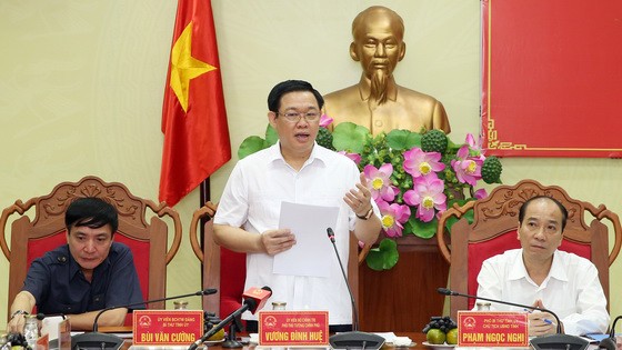 政府副總理王廷惠（中）在會上發表講話。（圖源：誠鐘）