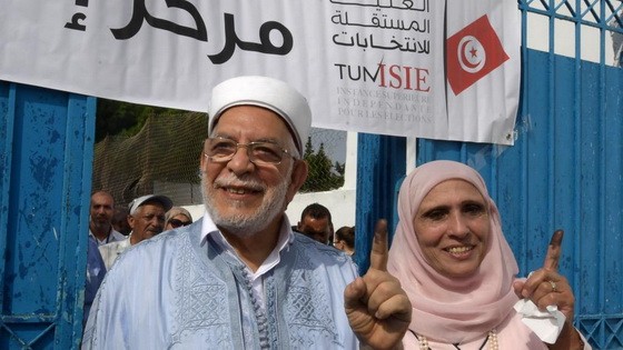 首次代表伊斯蘭復興運動黨參選的穆魯（Abdelfattah Mourou）夫婦投完票出來。（圖源：AFP）