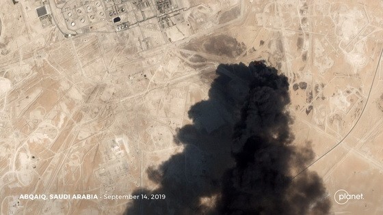 衛星雲圖顯示遭無人機襲擊的石油設施濃煙滾滾。（圖源：互聯網）