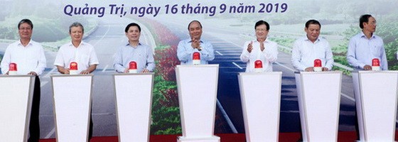 政府總理阮春福（中）、副總理鄭廷勇（右三）及多位地方領導出席動工儀式。（圖源：俊馮）