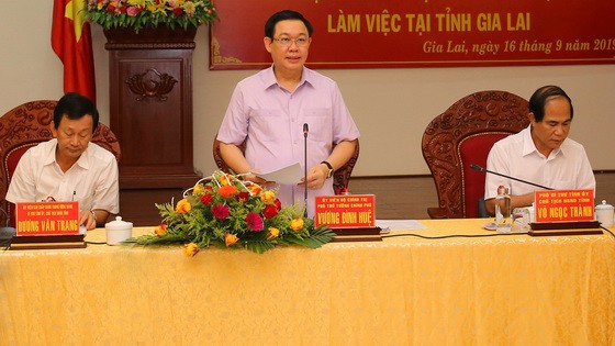 政府副總理王廷惠（中）在會上發表講話。（圖源：陳蓉）