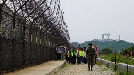 遊客正在體驗非軍事區徒步遊，步道周圍鐵絲網環繞。（圖源：互聯網）