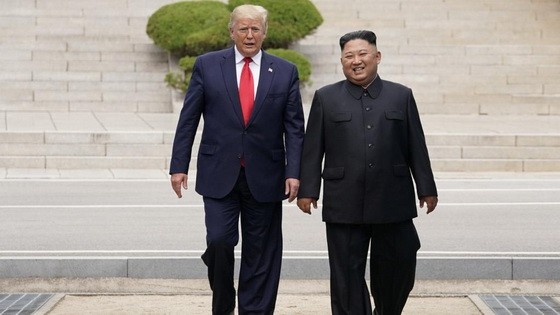 美國總統特朗普在朝鮮領導人金正恩邀請下跨過三八線進入朝鮮領土。 （圖源：路透社）