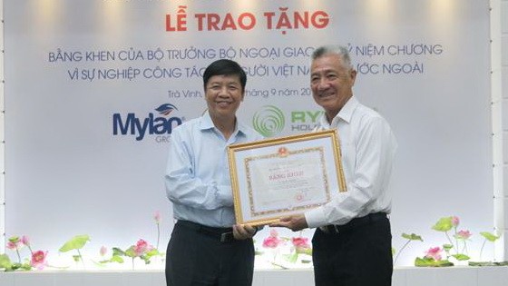 外交部副部長阮國強向阮清美博士（右）頒授政府副總理、外交部長范平明的獎狀。（圖源：越通社）
