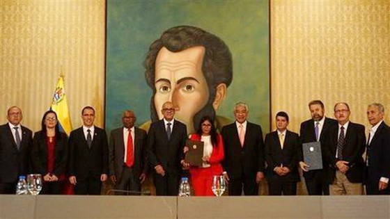 委國通訊部長、副總統、反對派副領導人、外長等人16日在委外交部簽署協議。（圖源：AFP）