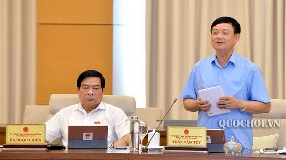 國會代表工作處主任陳文粹（右）在會上發言。（圖源：Quochoi.vn）