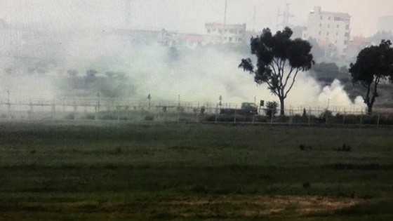 農民在內牌機場附近燃燒稻草造成煙霧瀰漫，影響飛機起降安全。（圖源：英維）