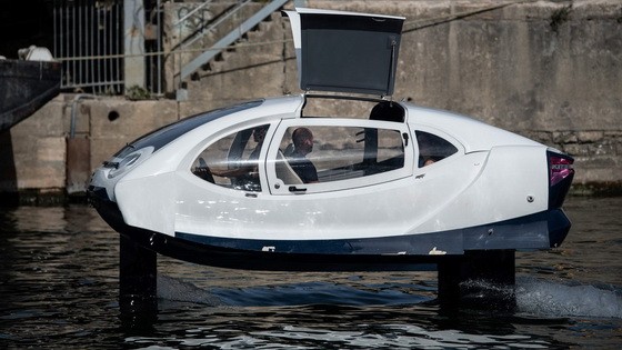 當地時間9月16日至20日，法國巴黎，一款水翼電動船在塞納河上測試。它外形接近小轎車車身，船底水翼讓船體可以在河面上懸空而行。（圖源：互聯網）