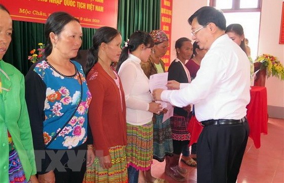 88名老撾公民加入越南籍儀式現場一瞥。（圖源：越通社）