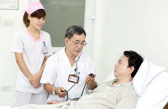 醫護人員為病人提供周到服務。（圖源：衛生部）