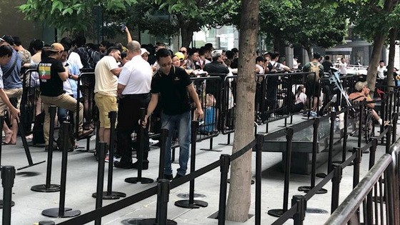 眾多蘋果迷在新加坡 Apple Store Orchard門市前排隊購買iPhone 11。（圖源：成福）