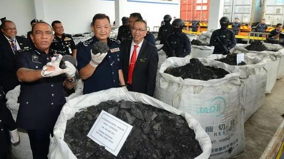 馬來西亞警方20日舉行發佈會，宣佈其於近日破獲一起毒品案，查獲總重約12噸，價值24億林吉特的可卡因。（圖源：互聯網）