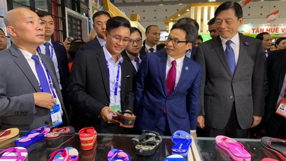 武德膽副總理看望平仙日用品製作有限公司展位。