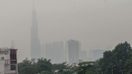 本市多個區域被濃厚的大霧籠罩，天氣比平日更涼。（圖源：周俊）
