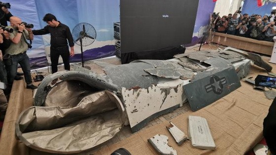 伊朗首次展出擊落 RQ-4 “全球鷹”無人機部分殘骸。（圖源：互聯網）