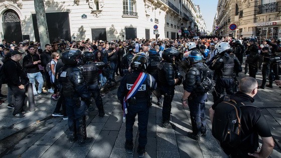 9月21日，在法國巴黎，警察在香榭麗舍大街上與示威者對峙。（圖源：新華社）