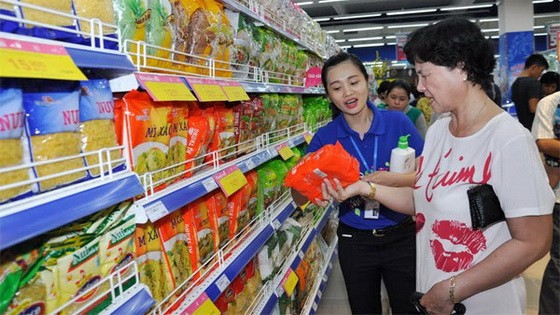 消費者在超市選購國貨。