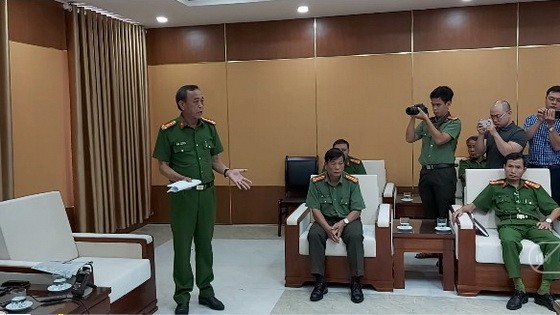 峴港市公安廳副廳長、調查警察機關首長陳謀大校（左）在記者會上表示：將審判拍製色情短片外國團夥。（圖源：段強）