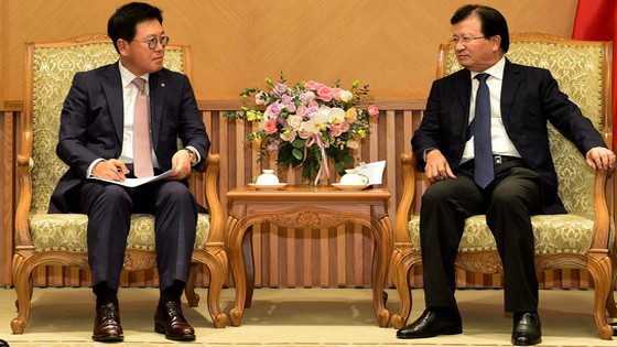 政府副總理鄭廷勇（右）接見樂天財產發展公司總經理Lee Kwang Young。（圖源：VGP）
