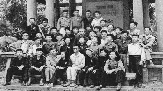 胡志明主席與在一九五二年首次召開的全國競賽戰士與模範幹部大會的與會代表合照。