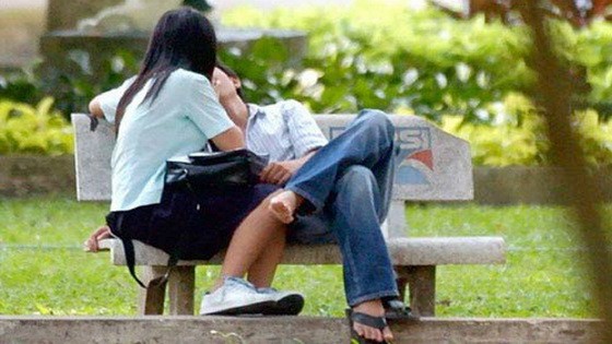一對中學生在公園石椅公開“親熱”的情景令人側目。