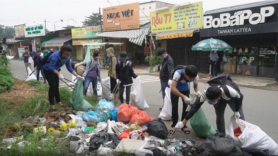 本市眾多年輕人齊心協力去撿垃圾，清理環境。（圖源：TTO）