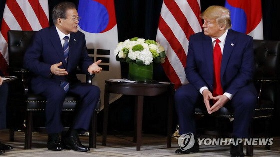  9月23日，在紐約，韓國總統文在寅（左）同美國總統特朗普舉行會談。 （圖源：韓聯社）