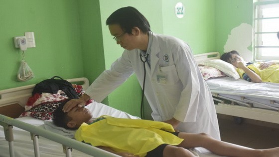 巴地市醫院醫生給病童看診。（圖源：明天）