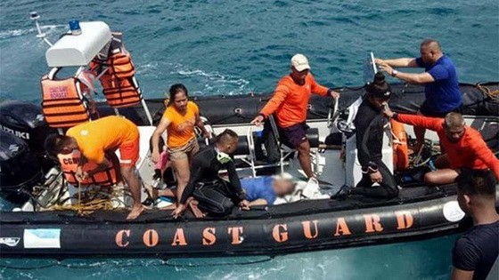 菲律賓長灘島一支龍舟隊在進行訓練時龍舟遭巨浪沖擊翻覆，七名劃手溺斃，另14人獲救。（圖源：互聯網）