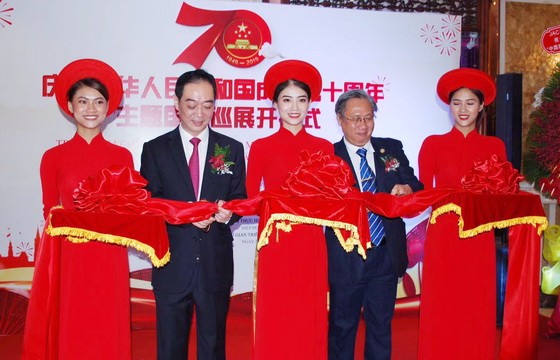 中國駐本市總領事吳駿(左二)及市文體廳副廳長梅伯雄(右二)進行剪綵儀式。