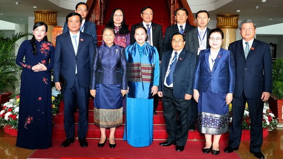 國會主席阮氏金銀（前中）、老撾國會主席巴妮‧雅陶都與各代表合照。（圖源：越通社）