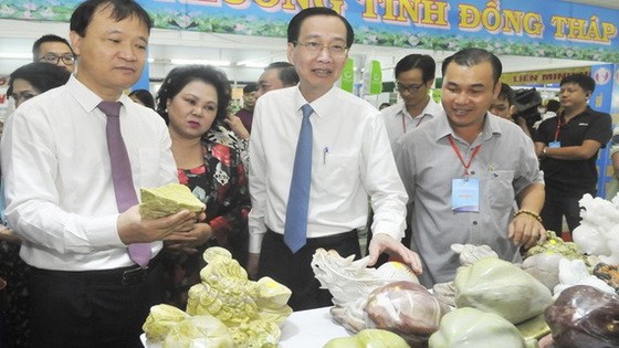 市人委會副主席黎清廉參觀各省市供應本市的農產品。（圖源：翠海）
