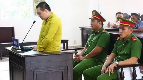 被告人阮明孝站在被告席上答審判員問案。（圖源：交通報）