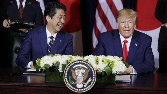 美日初步達成貿易協議，特朗普與安倍簽署共同聲明。（圖源：AP）