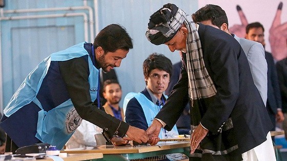 9月28日，阿富汗喀布爾，阿富汗大選開始投票，阿富汗總統加尼現身投票站。（圖源：AFP）