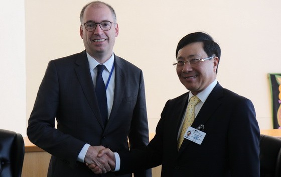 政府副總理范平明(右)與德國外交部國務卿進行雙方接觸。（圖源：越通社）
