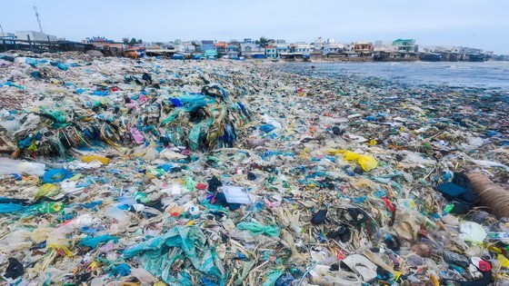 每年塑料垃圾增至兩倍。圖為平順省綏豐沙灘上堆積的塑料垃圾。（圖源：Lekima Hung）