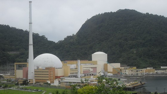 巴西當前唯一的安格拉核能發電廠。（圖源：Wikipedia）