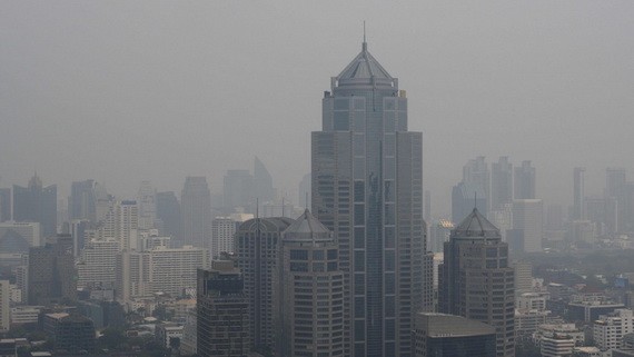泰國考慮遷都：曼谷空氣污染問題嚴重，是巴育考慮遷都的原因之一。圖為9月30日，曼谷受霧霾籠罩的情形。（圖源：VCG）