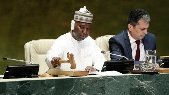 9月30日，在位於紐約的聯合國總部，第74屆聯大主席穆罕默德-班迪(左)宣佈一般性辯論閉幕。  （圖源：新華社）