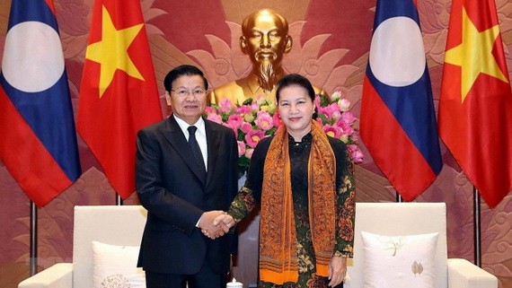 國會主席阮氏金銀（右）接見老撾總理通倫‧西蘇里。（圖源：越通社）