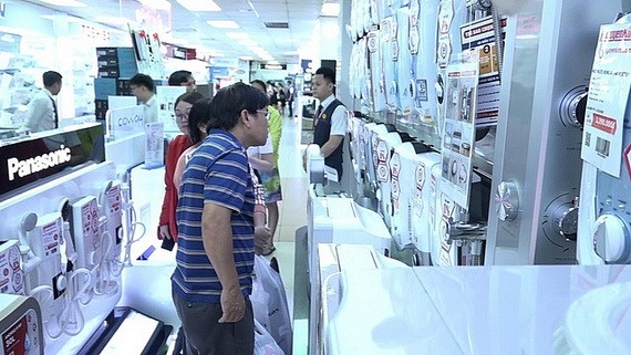 消費者在電器超市裡選購空氣淨化器。（示意圖源：田升）