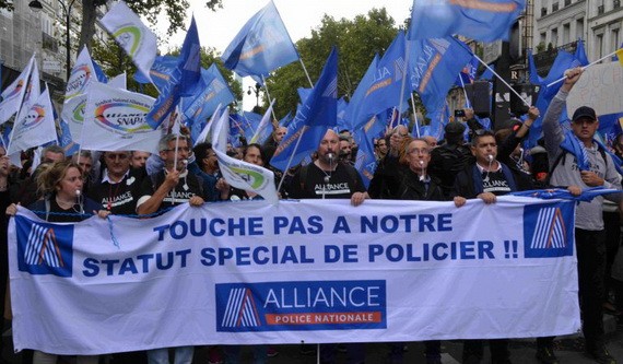 當地時間2日，法國警察因不堪工作壓力，在巴黎展開“憤怒遊行”，旨在引起社會各界對警察困難狀況的重視。（圖源：互聯網）