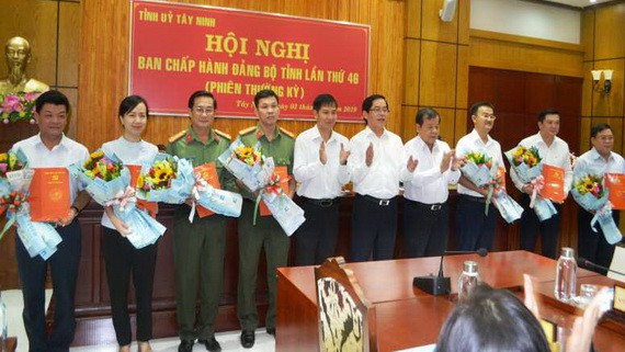 西寧省領導向獲指定參加西寧省黨部執委會的7名同志頒發幹部工作《決定》並贈送鮮花祝賀。（圖源：前鋒）