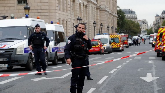 圖為事發當時，封鎖現場的巴黎警察。（圖源：路透社）