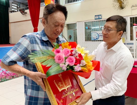 陳家義向為《萌芽》叢書做出積極貢獻的陸進義(左)致贈紀念金牌。