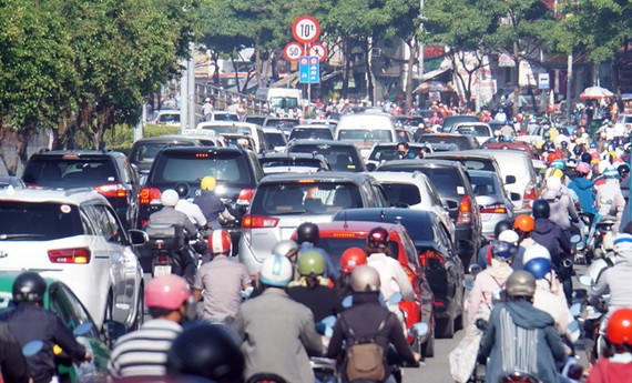 奠邊府街交通環島附近堵車嚴重。（圖源：孟玲）